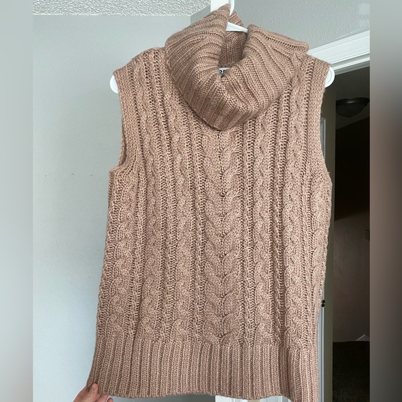 525 Cable Vest in Portabella - Picture 7 of 7